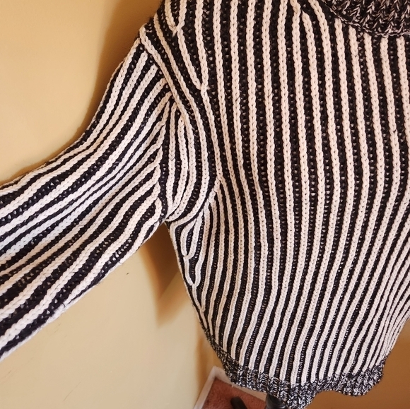 CROCHET knit sweater Size Medium - Picture 4 of 8